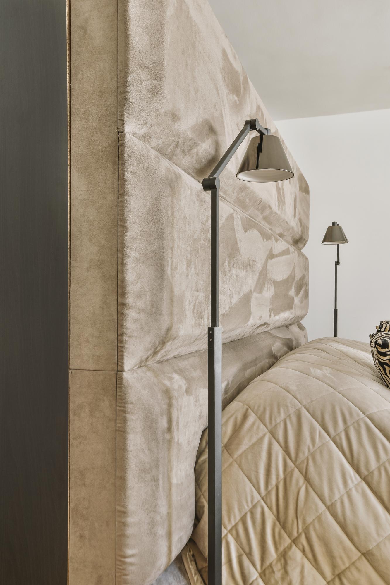 Dormitor minimalist cu accent pe detalii